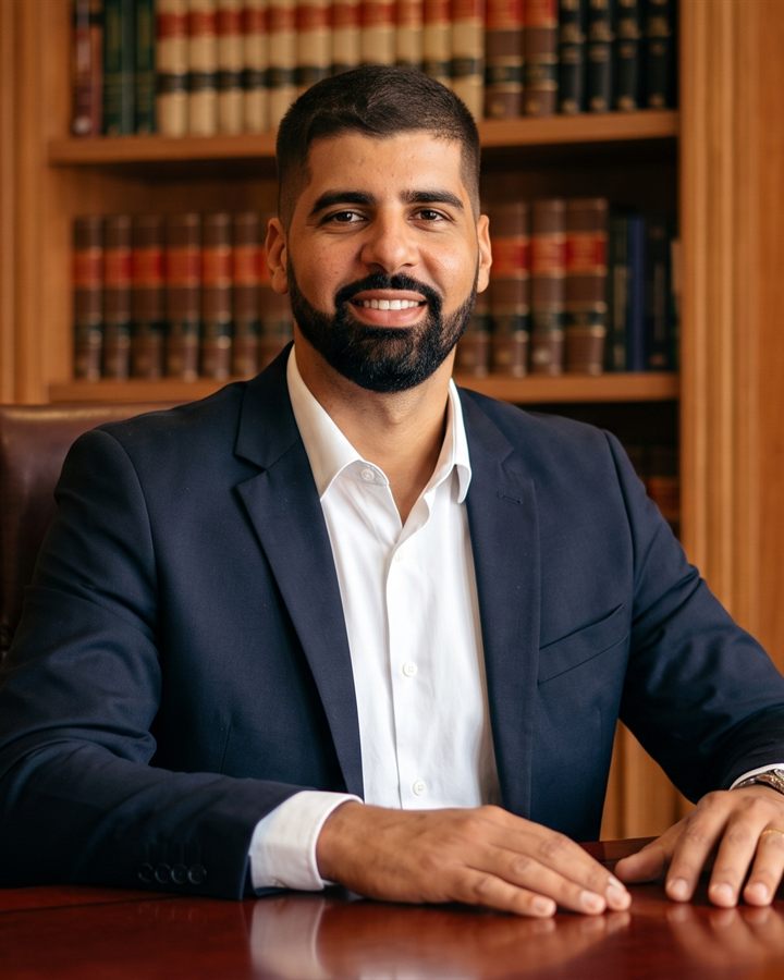 Tiago Carlos da Silva, advogado, em seu escritório